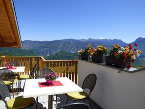 Outdoor dining - Attic Apartment "Kristallhof Bergblick" with Mountain View, Garden & Terrace (Kaltern)