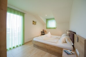 3 bedrooms, free WiFi, bed sheets - Attic Apartment "Kristallhof Bergblick" with Mountain View, Garden & Terrace (Kaltern)