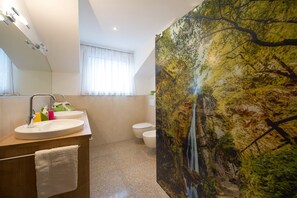 Shower, hair dryer, towels - Attic Apartment "Kristallhof Bergblick" with Mountain View, Garden & Terrace (Kaltern)
