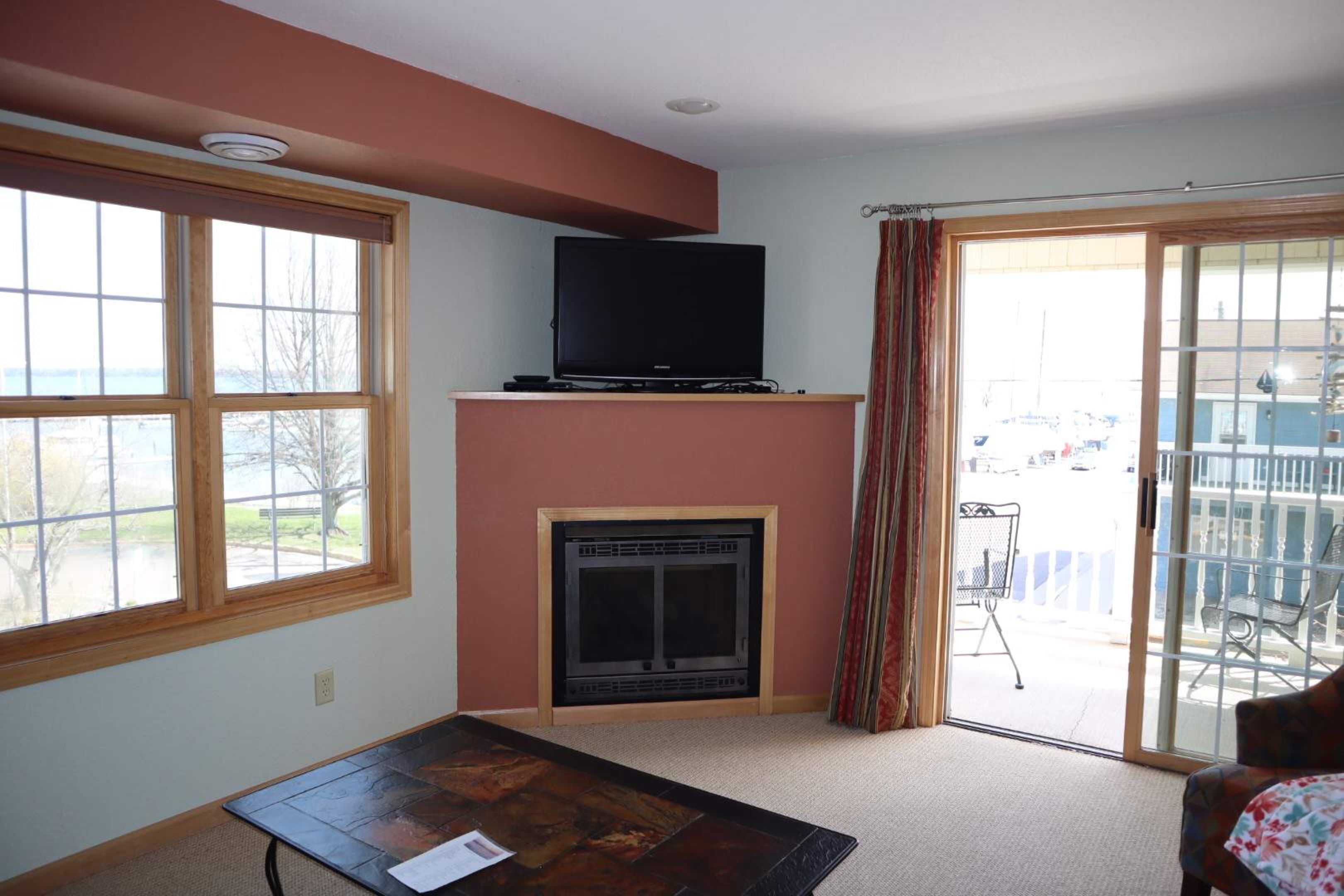 Views. Sleeps 8. Across from marina. Pet Friendly. Elevator