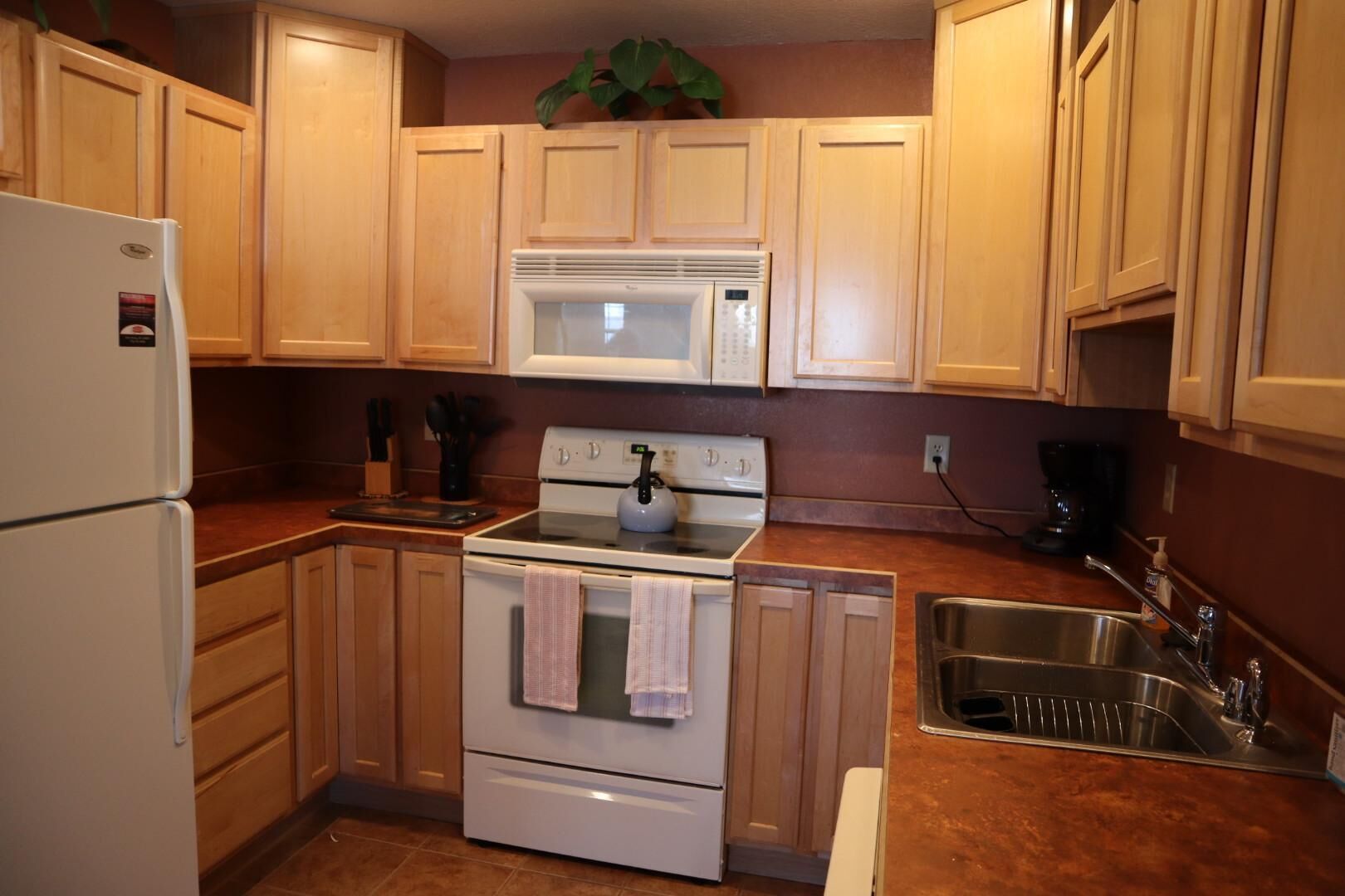 Views. Sleeps 8. Across from marina. Pet Friendly. Elevator