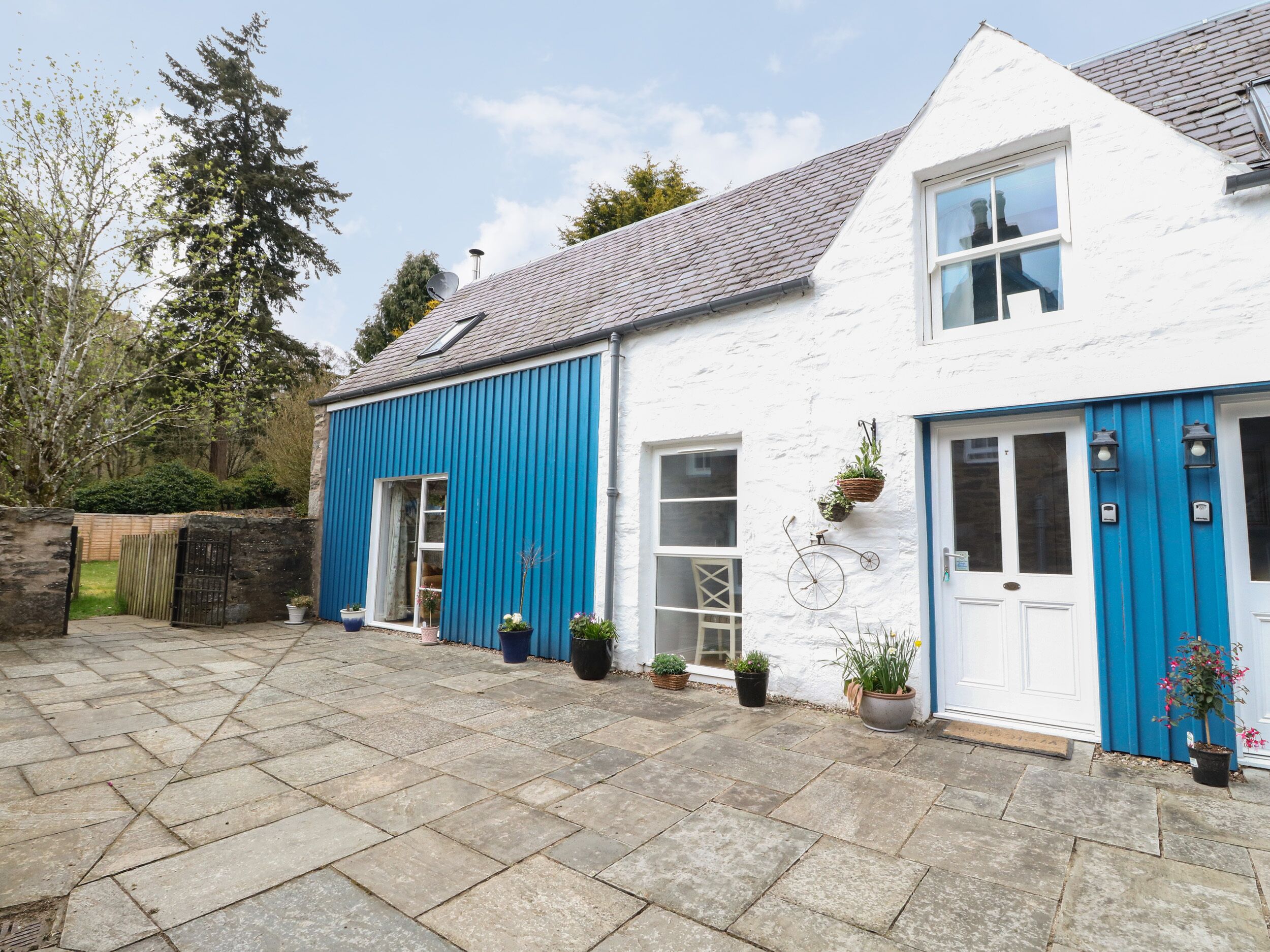PUCCINI, pet friendly, with open fire in Strathtay
