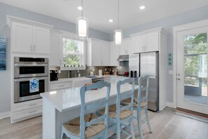 Jääkaappi, mikroaaltouuni, astianpesukone, kahvin-/teenkeitin