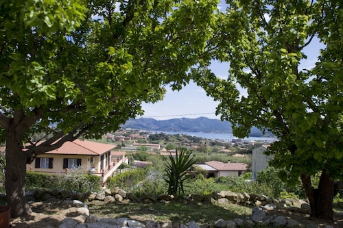 Silvia Loft on Hill between Green & White Coast