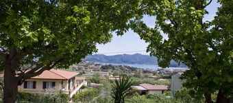 Silvia Loft on Hill between Green & White Coast