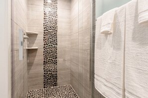 Douche, séchoir à cheveux, serviettes fournies, savon