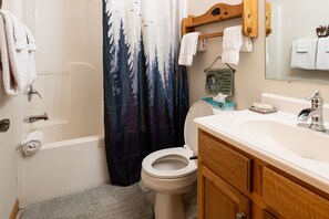 Tina con regadera y amenidades de baño gratuitas