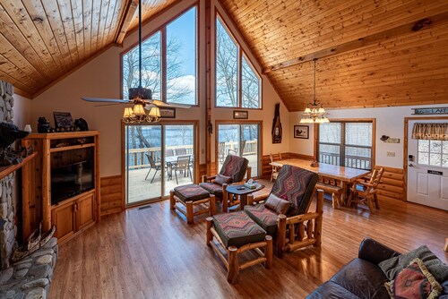 Ridgetop Lakeview - Bedroom Cabin on Lake Nantahala w/ Private Deck