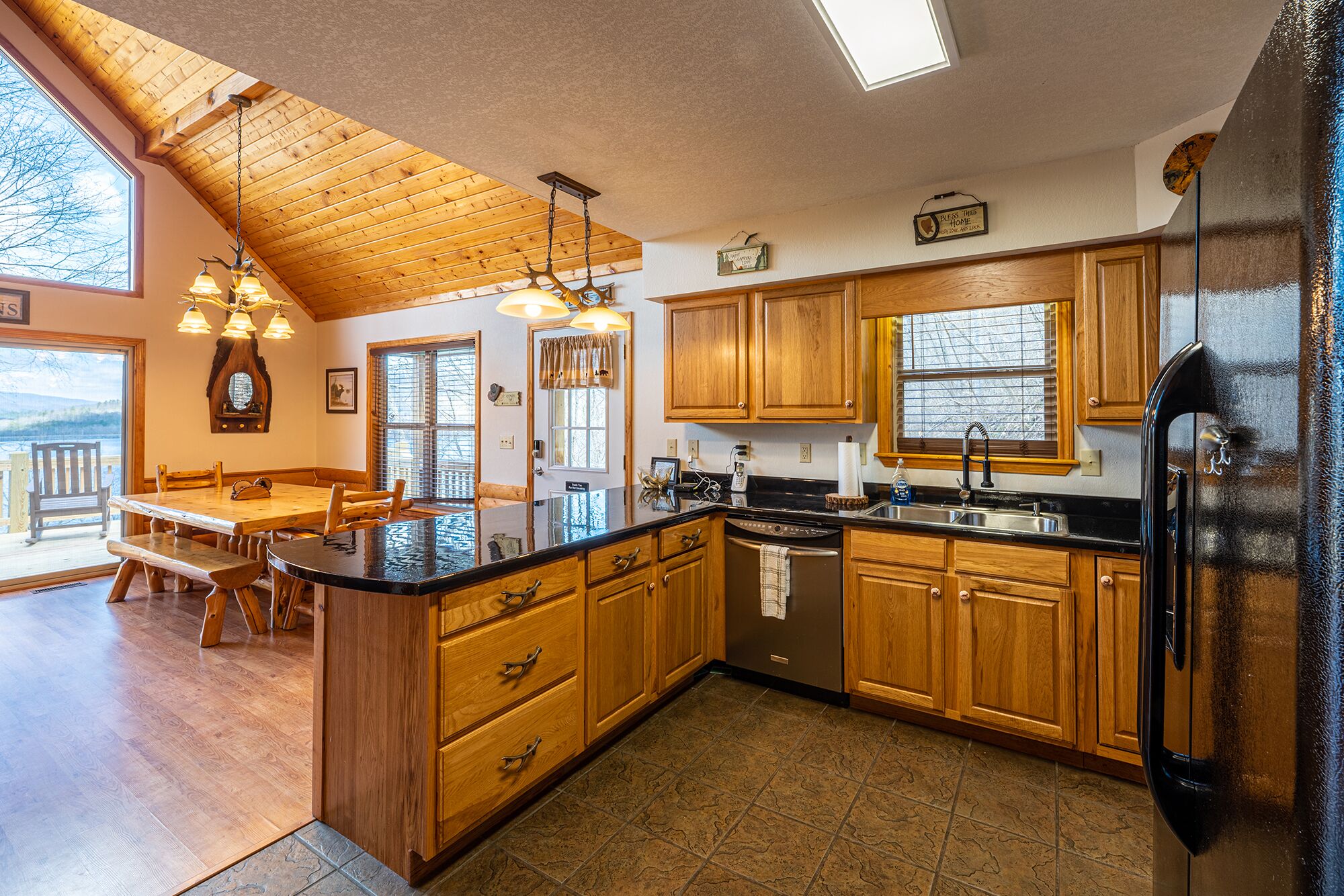 Ridgetop Lakeview - Bedroom Cabin on Lake Nantahala w/ Private Deck