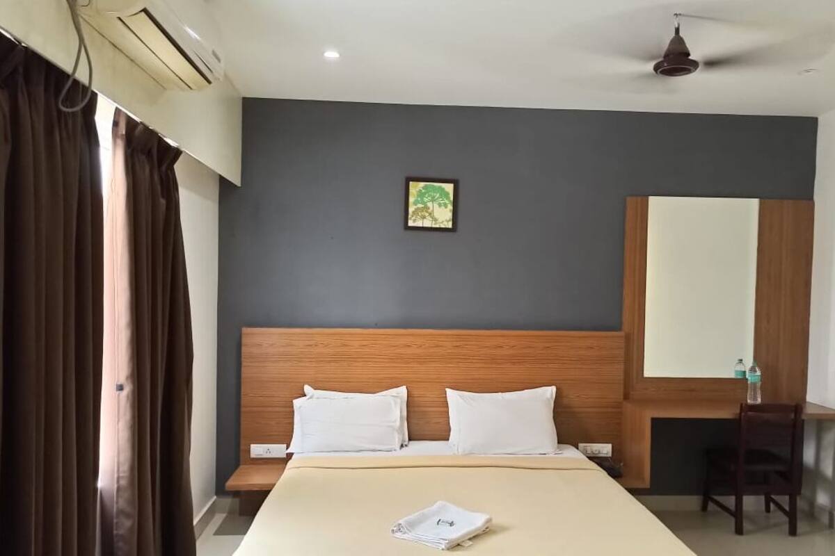 Deluxe Double Room | In-room safe, desk, laptop workspace, iron/ironing board (on request)