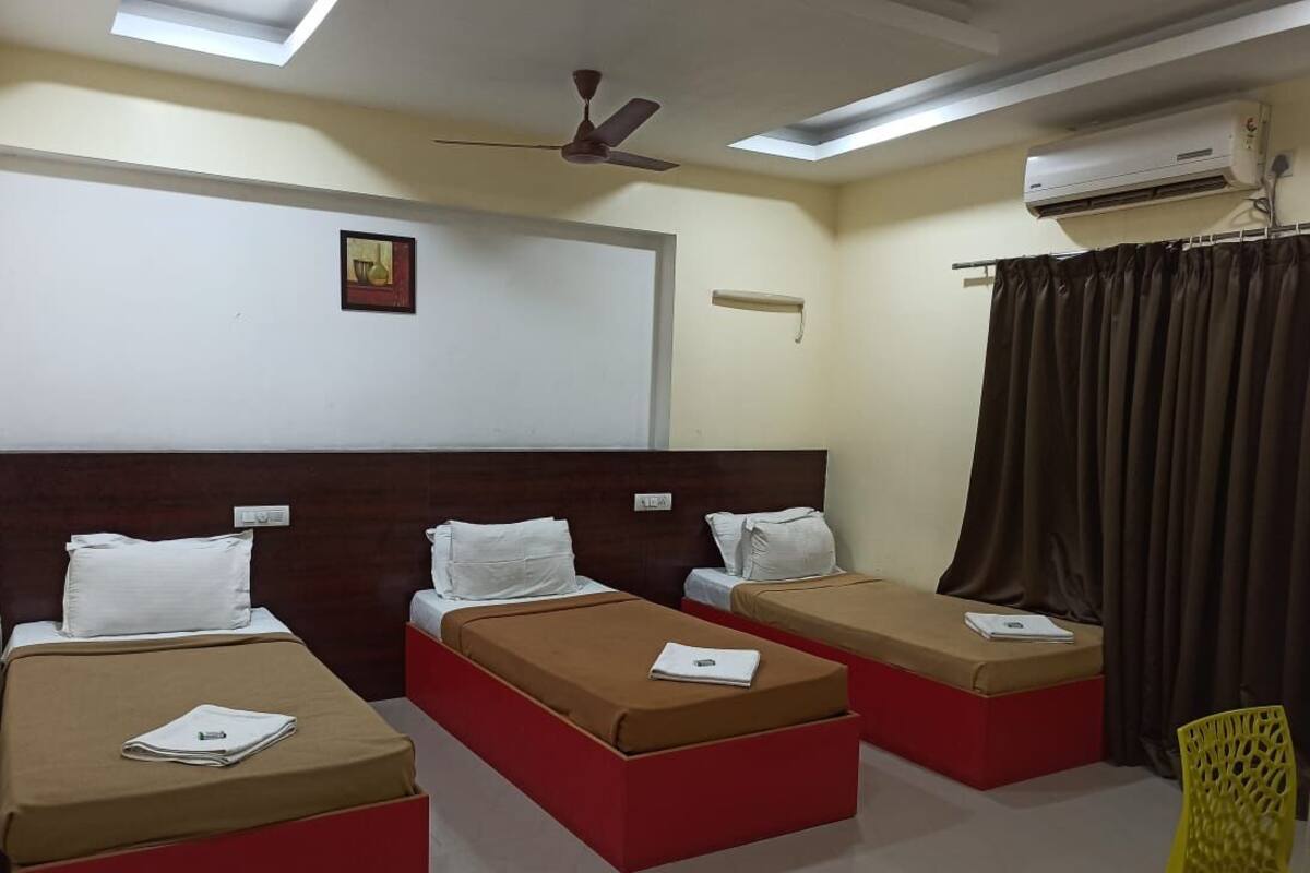 Triple Room | In-room safe, desk, laptop workspace, iron/ironing board (on request)