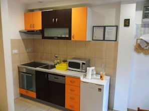 Fridge, microwave, stovetop, dishwasher