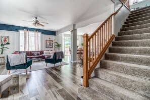 Smart TV, fireplace, video games, books - VNC BNB: Luxury Living for Groups & Families (Five Corners)