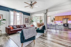 Smart-TV, Kamin, Videospiele, Bücher