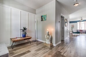 Interior - VNC BNB: Luxury Living for Groups & Families (Five Corners)