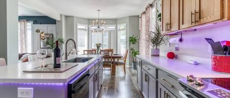 Refrigerador, microondas, horno, placa de cocina