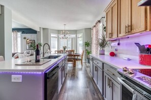 Fridge, microwave, oven, stovetop - VNC BNB: Luxury Living for Groups & Families (Five Corners)