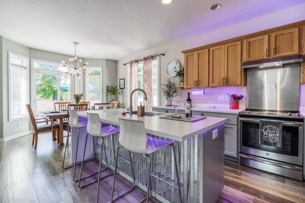 Fridge, microwave, oven, stovetop - VNC BNB: Luxury Living for Groups & Families (Five Corners)