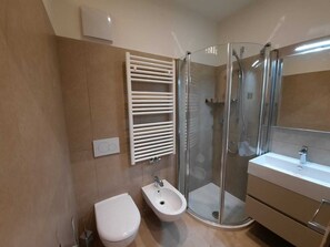 Shower, bidet, towels