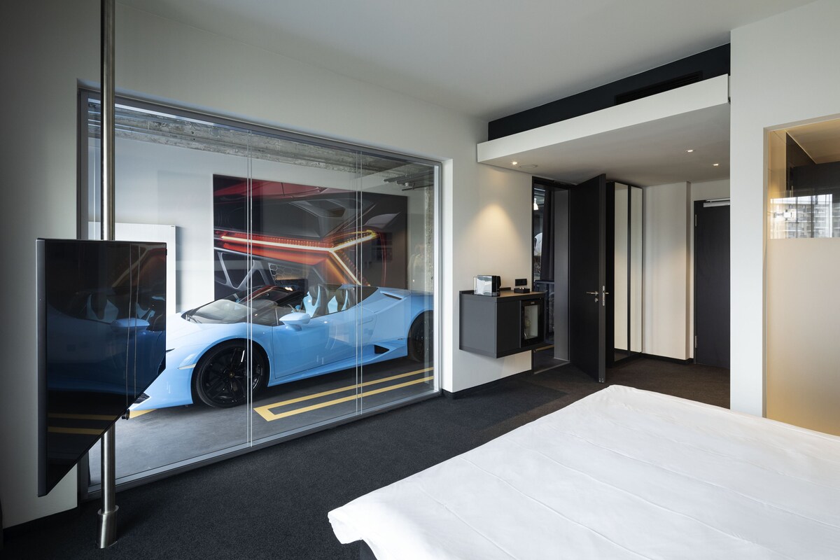 Car Suite | 客房內保險箱、書桌、筆電工作空間、隔音