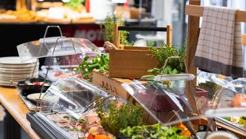 Desayuno buffet (EUR 24.00 por persona)