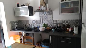 Een koelkast, een microgolfoven, een oven, een kookplaat