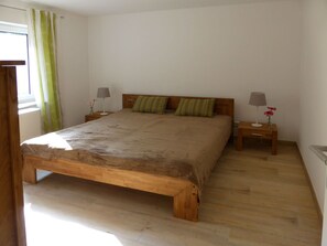 2 quartos, berço de viagem, Wi-Fi, roupa de cama