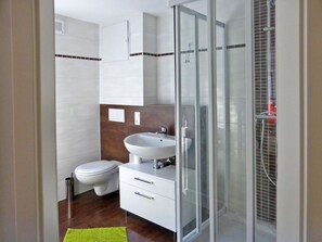 Een douche, een haardroger, handdoeken