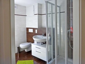 Een douche, een haardroger, handdoeken