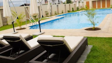 Kolam renang outdoor, dengan payung kolam renang dan kursi berjemur