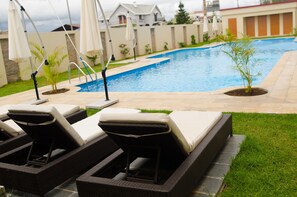 Kolam renang outdoor, dengan payung kolam renang dan kursi berjemur