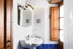 Douche, séchoir à cheveux, bidet