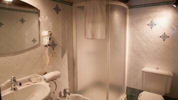 Dusche, Haartrockner, Bidet