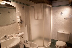 Douche, sĂšche-cheveux, bidet