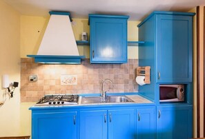 Refrigerador, microondas, parrilla de estufa y cafetera y tetera 