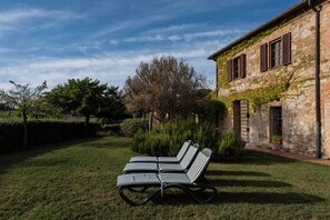 Property grounds - Beautiful farmhouse nestled in very sweet hills just a few minutes from Siena (Siena)