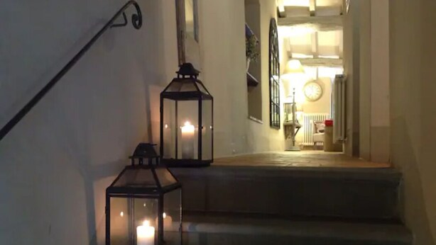 A staircase with two lit lanterns on the wall. - Cortona Shabby Chic House<br>(Independent & balcony) (Cortona)