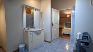 Bañera, secador de pelo, toallas, jabón