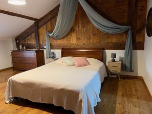 1 habitación, tabla de planchar con plancha y cuna de viaje 