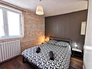 5 bedrooms, iron/ironing board, travel crib, WiFi