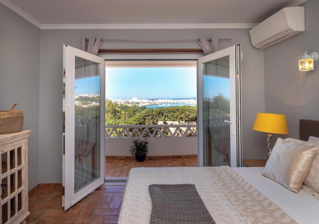 4 bedrooms, WiFi, bed sheets