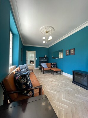 TV connectée, cheminée, table de tennis de table