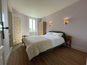 5 habitaciones, tabla de planchar con plancha, cuna de viaje y wifi 