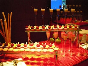 Ein Dessertbuffet mit verschiedenen Frucht-Desserts und Getränken.
