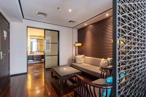 Ein modernes Wohnzimmer mit einer Couch, einem Couchtisch und Holzboden.