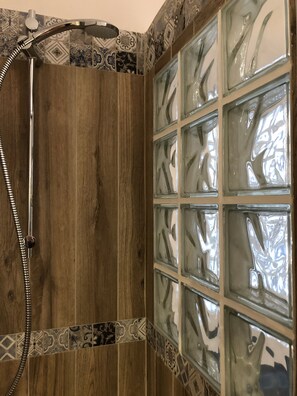 Een douche, een haardroger, een bidet, handdoeken