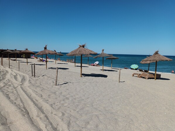 Plage, chaises longues