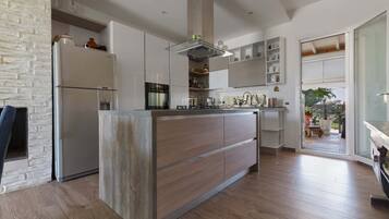 Fridge, microwave, stovetop, dishwasher