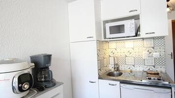 Réfrigérateur, micro-ondes, plaque de cuisson, cafetiÚre/bouilloire