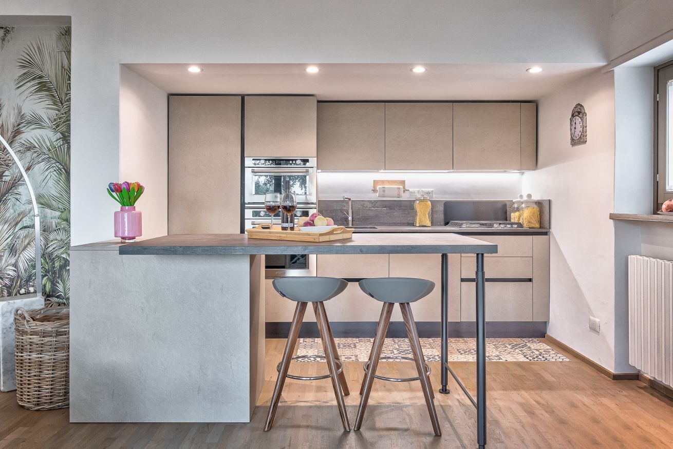 Ugn, diskmaskin, kaffe- och tebryggare och grytor/köksredskap